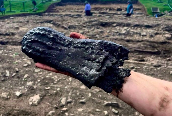 Arqueólogos encontram sapatos gigantes de 2 mil anos na Inglaterra