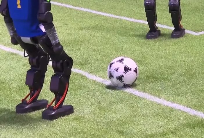 China realiza primeiro campeonato de futebol com robôs