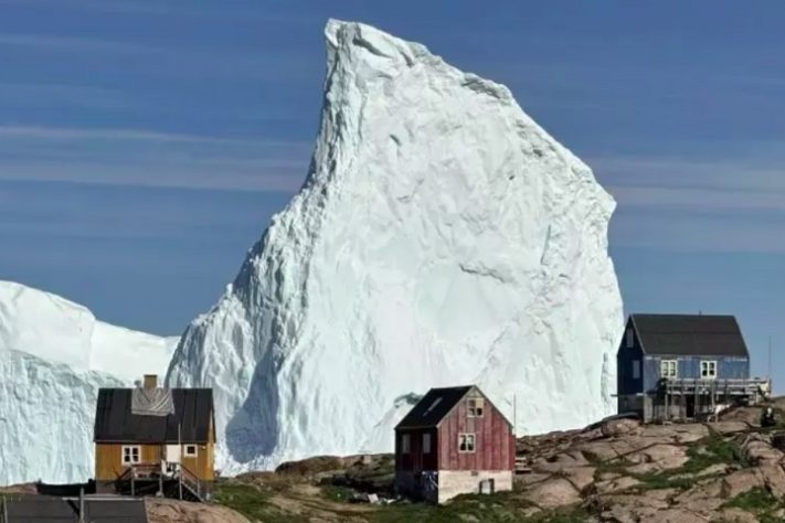 Iceberg gigante está em rota de colisão com uma vila na Groelândia (2025)