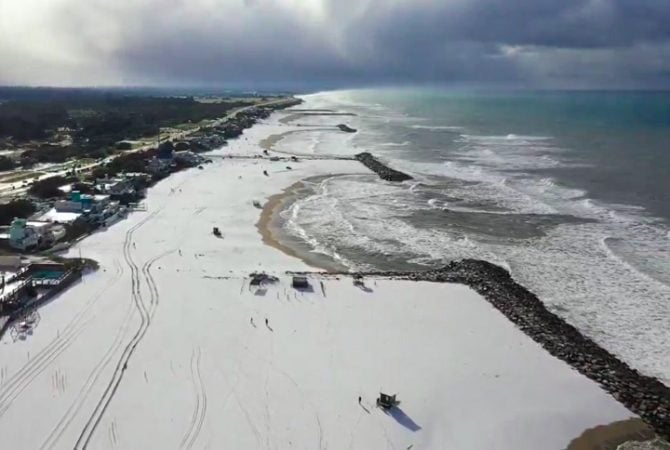 Praia coberta de neve na Argentina chama a atenção nas redes sociais