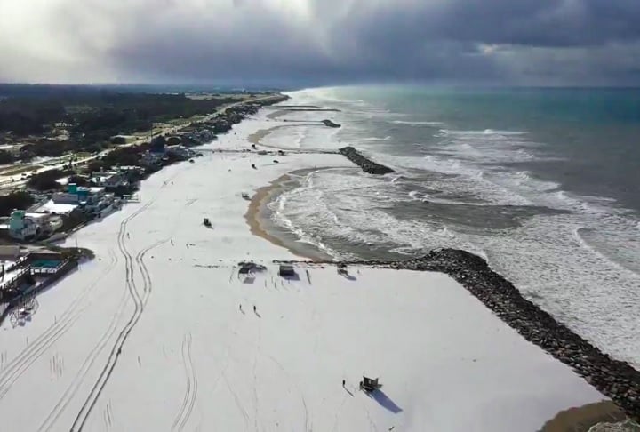 Praia coberta de neve na Argentina chama a atenção nas redes sociais