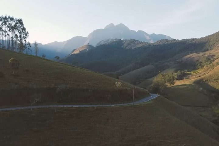 Graças a seu formato piramidal, o pico pode ser visto de diversas cidades próximas, como Pindamonhangaba e Campos do Jordão.