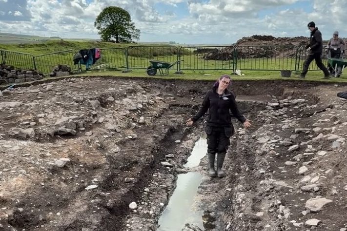 Arqueólogos encontram sapatos gigantes de 2 mil anos na Inglaterra