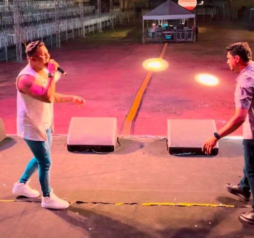 Dupla sertaneja Felipe e Matheus viralizou em 2024 ao fazer show sem plateia
