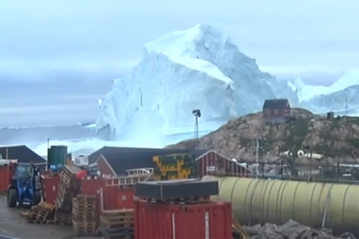 Iceberg gigante em rota de colisão com a vila de Innaarsuit, na Groelândia 2018