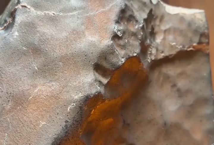 A origem da pedra foi confirmada por análises laboratoriais, que a identificaram como uma "shergotita olivina-microgabroica", rocha formada pelo resfriamento lento do magma marciano.
