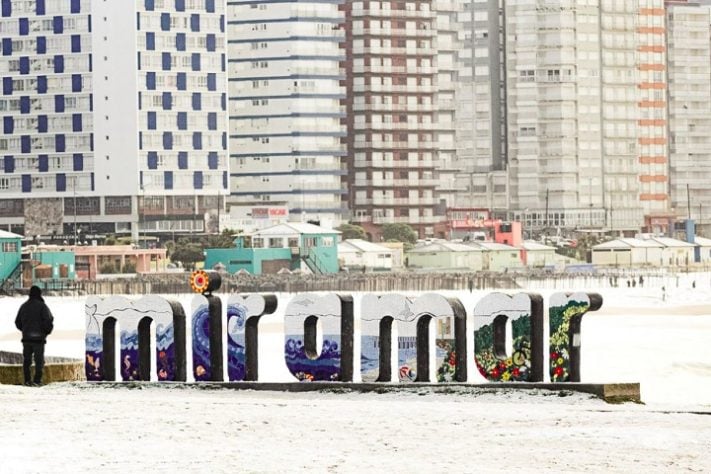 Nevasca cobre praia em cidade da Argentina e chama a atenção nas redes sociais
