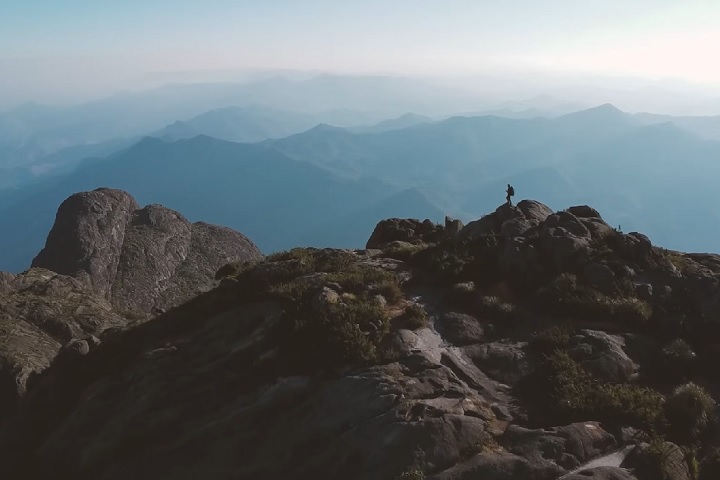 AlÃ©m disso, devido Ã  altitude, o pico tem um clima frio e Ãºmido, com temperaturas que podem cair abaixo de zero no inverno durante a madrugada.