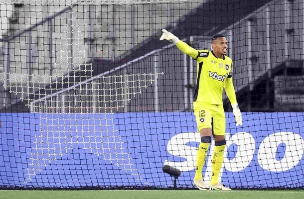 Manchester United segue John, do Botafogo, de perto