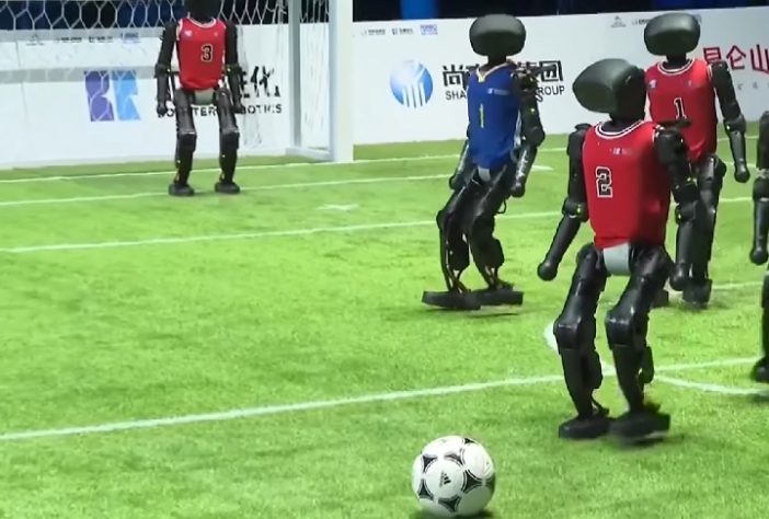 China realiza primeiro campeonato de futebol com robôs
