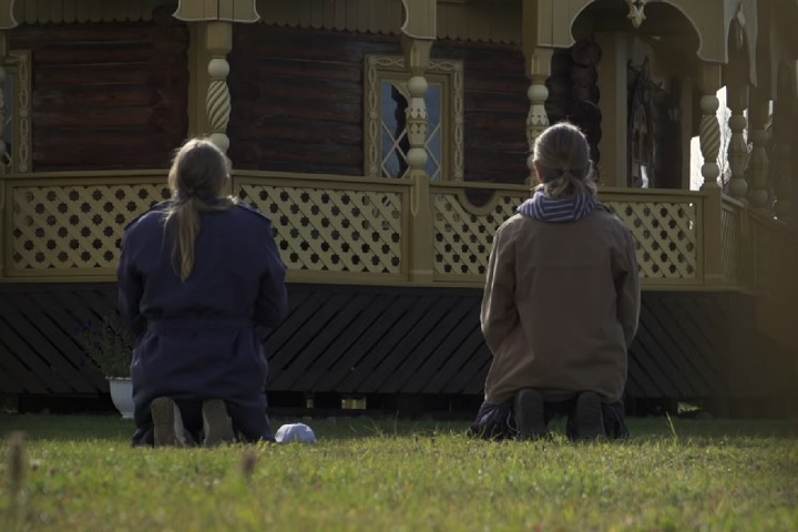 Em 2017, um documentário da BBC revelou práticas polêmicas da seita, incluindo o ensino de meninas para se tornarem "futuras noivas de homens dignos".-Reprodução/BBC News Brasil