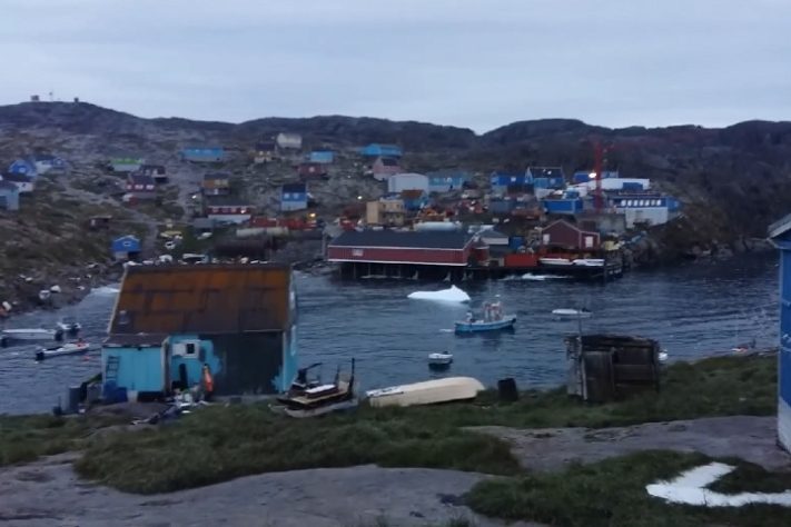 Iceberg gigante em rota de colisão com a vila de Innaarsuit, na Groelândia 2018