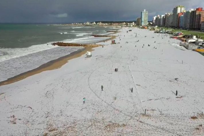 Nevasca cobre praia em cidade da Argentina e chama a atenção nas redes sociais