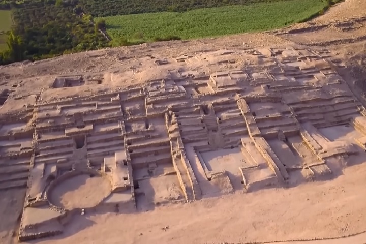 A cidade ficava localizada perto do vale do rio Supe, onde surgiu Caral (a mais antiga civilização americana, datada de 3.000 a.C.).