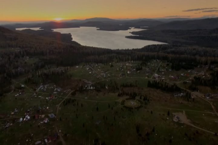 No período pós-União Soviética, o homem, que hoje tem 64 anos, atraiu milhares de adeptos para uma comunidade isolada chamada "Morada da Aurora" ou "Cidade do Sol".-Reprodução/BBC News Brasil