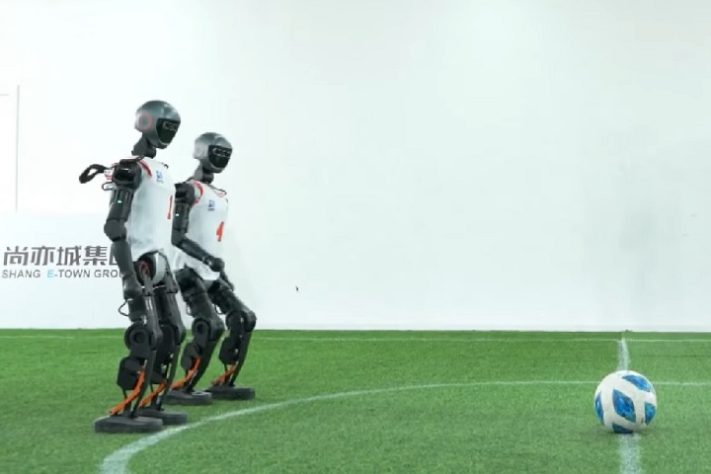 China realiza primeiro campeonato de futebol com robôs