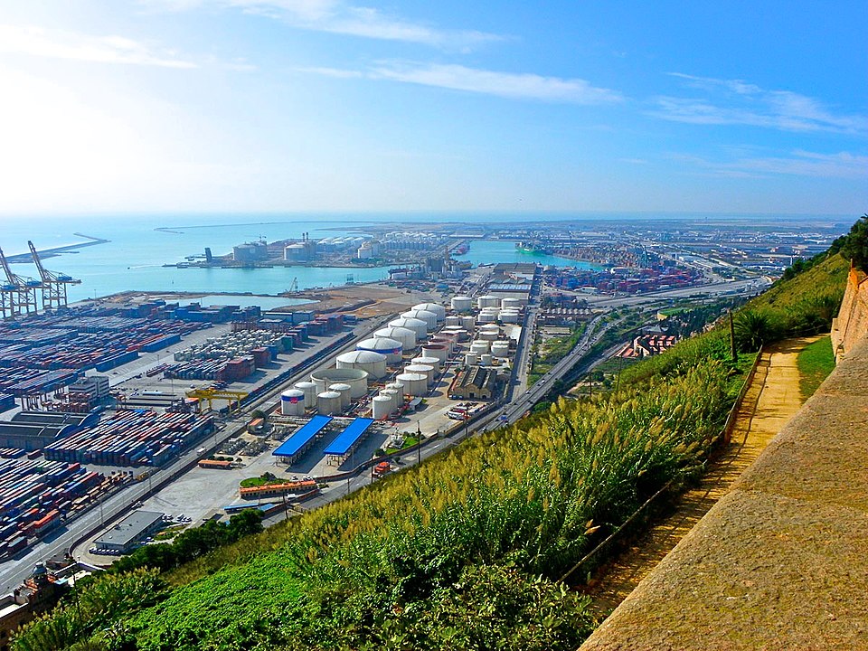 A ideia da administração municipal e do Porto de Barcelona é demolir três terminais antigos e construir apenas um novo. A cidade ficaria com 2 terminais a menos. O novo espaço obedeceria a critérios modernos de sustentabilidade ambiental. 