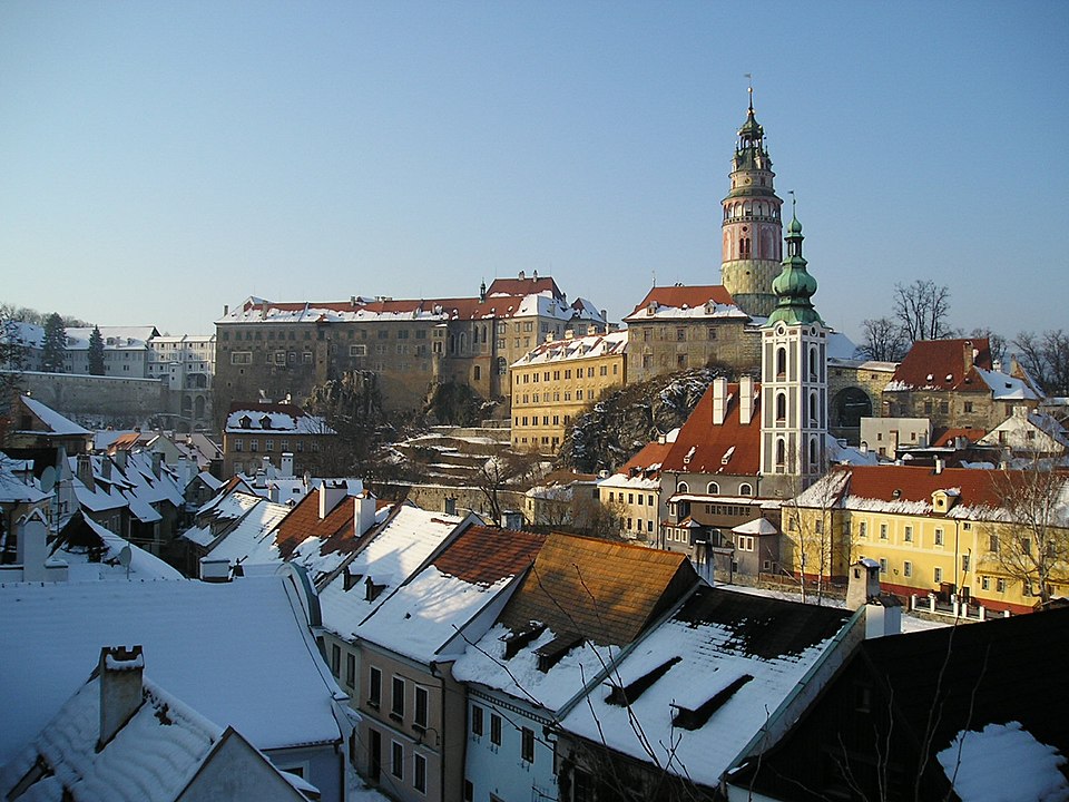 ?eský Krumlov é facilmente acessível a partir de Praga, por ônibus ou trem, em viagens que duram cerca de 3 horas. Muitos turistas fazem bate-volta, mas a cidade merece ao menos uma noite para ser apreciada com calma.