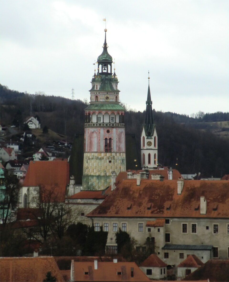 O Castelo de ?eský Krumlov é o segundo maior da República Tcheca, perdendo apenas para o de Praga. A fortaleza oferece uma vista panorâmica da cidade e é cercada por belos jardins barrocos.