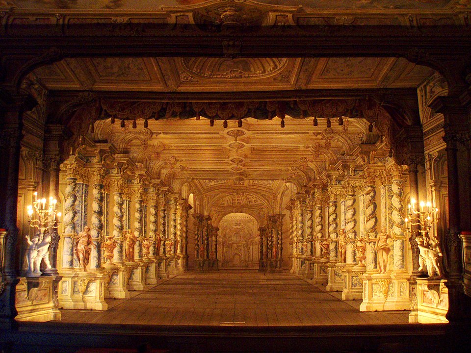 Entre os destaques do castelo está o teatro barroco, um dos mais antigos da Europa que ainda preserva sua estrutura e maquinaria cênica do século XVIII. Esse espaço é uma joia rara no mundo teatral.