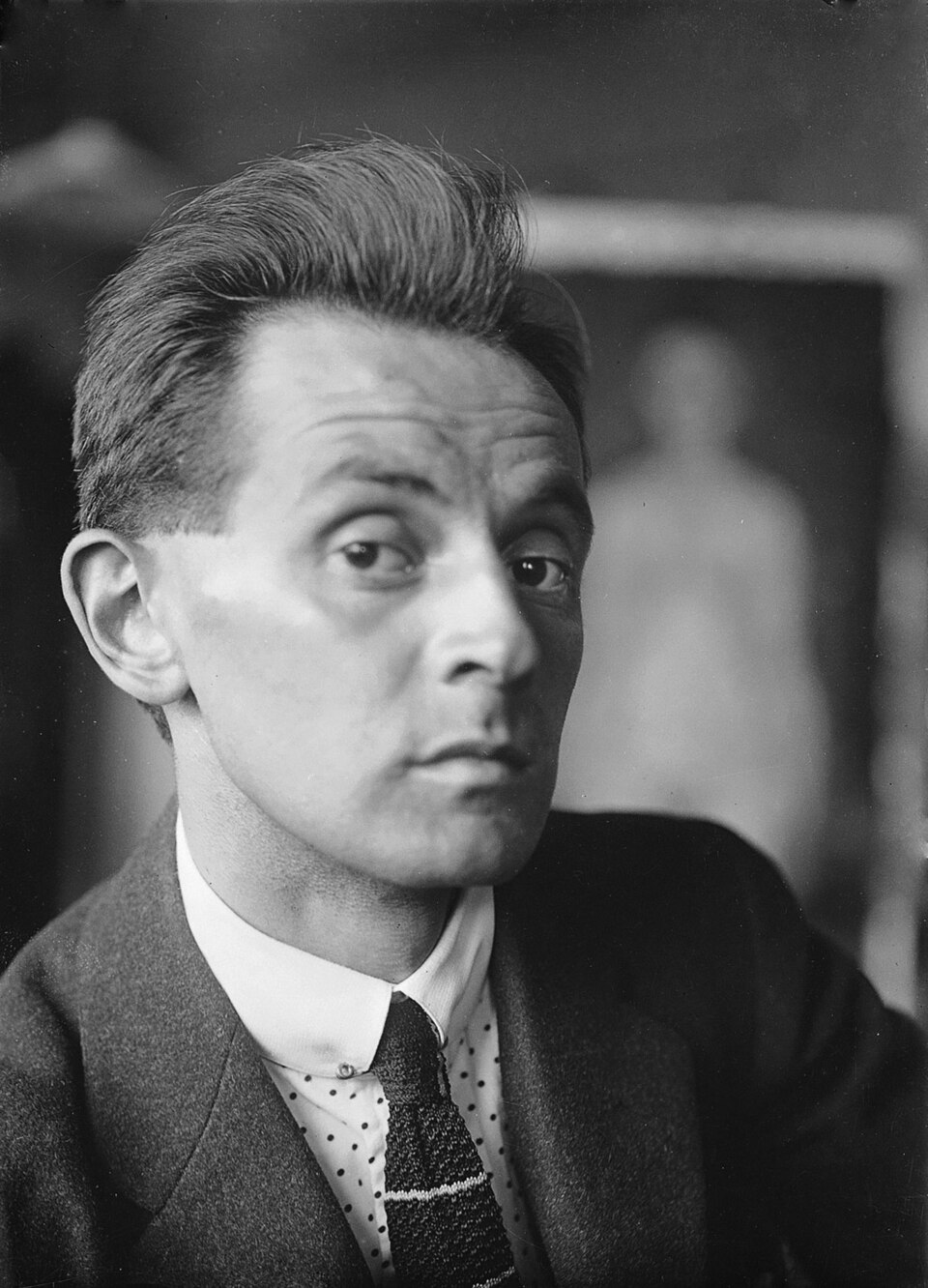 A cidade também tem forte tradição artística. Um de seus habitantes mais ilustres foi Egon Schiele, artista expressionista austríaco que viveu ali no início do século XX. Hoje, há um centro de arte dedicado a ele.