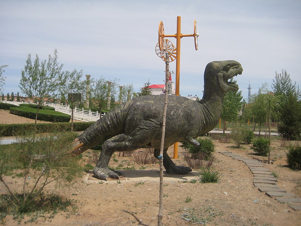 Erenhot  tem museus de paleontologia e parques temáticos com réplicas de dinossauros. Também há fontes termais, hotéis e centros de comércio com produtos importados da Mongólia.