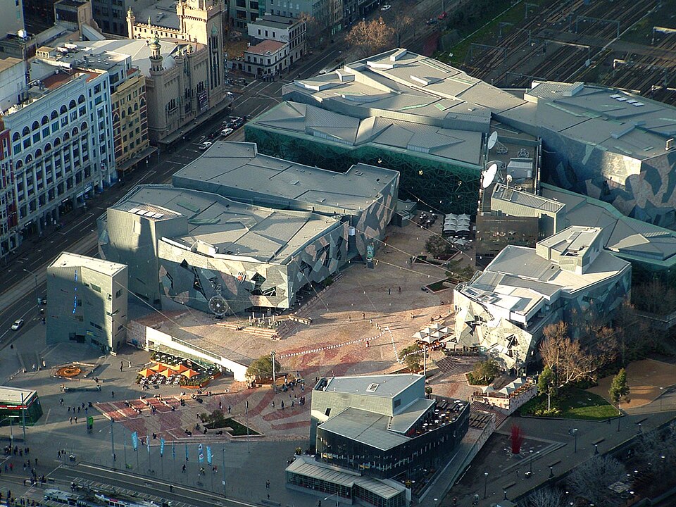 Federation Square – Melbourne, Austrália - Inaugurada em 2002, destaca-se pelo design arquitetônico moderno e sua localização central. Funciona como centro cultural e palco de eventos públicos. Seu estilo contemporâneo contrasta com a história da cidade.
