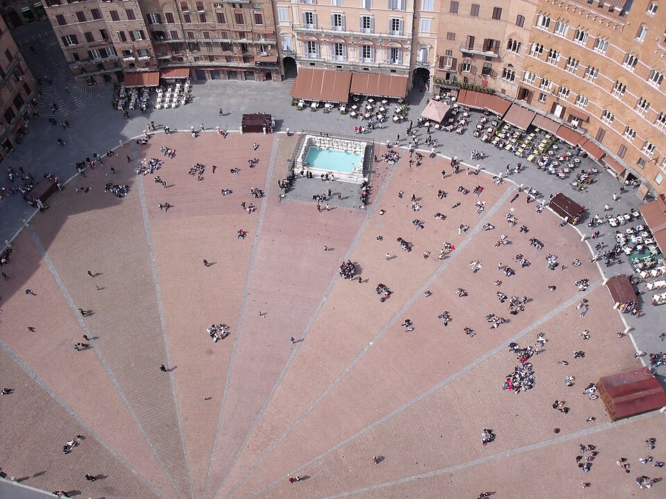 Piazza del Campo – Siena, Itália - Construída na Idade Média, tem formato de concha e recebe a tradicional corrida de cavalos Palio di Siena. Seu design e atmosfera medieval a tornam única na Toscana. É um dos pontos históricos mais preservados da Itália.
