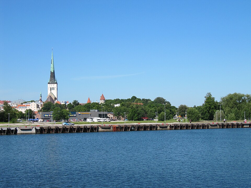 A cidade é banhada pelo Mar Báltico, o que lhe garante paisagens costeiras encantadoras e clima ameno no verão. Seu porto é um dos mais movimentados do norte europeu.