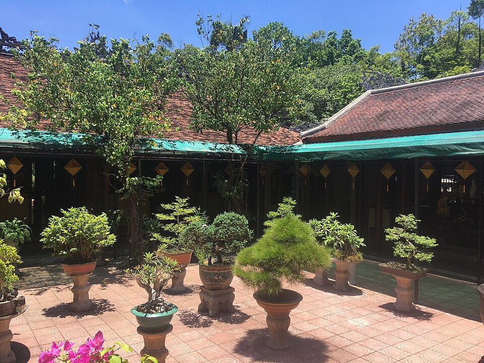 A adubaÃ§Ã£o do bonsai deve ser feita com frequÃªncia moderada, utilizando nutrientes equilibrados. Adubos orgÃ¢nicos e quÃ­micos sÃ£o usados conforme a espÃ©cie e a estaÃ§Ã£o do ano.
