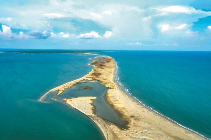 Ponte de Adão, entre o Sri Lanka e a Índia: Com cerca de 48 km de comprimento, esse banco de areia é famoso por ser muito perigoso para embarcações que cruzam o local.