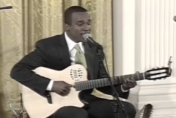 Alexandre Pires cantando na Casa Branca em 2003
