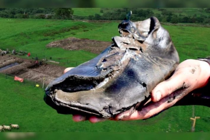 Arqueólogos encontram sapatos gigantes de 2 mil anos na Inglaterra