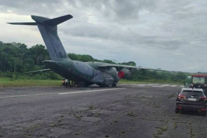 Avião da FAB atola em pista de pouso no Pará