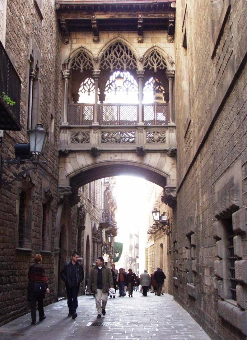 Outro ponto de grande concentração de visitantes que, na visão da prefeitura, precisa de mais ordenamento, é o Bairro Gótico, coração medieval da cidade, com ruas estreitas, praças charmosas e construções que datam da era romana e medieval. Ali fica a Catedral de Barcelona.