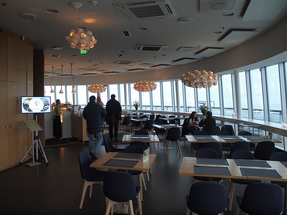 A cidade também é famosa por seus cafés aconchegantes, muitos deles em prédios antigos com decoração medieval e clima acolhedor. E também há um café na torre de TV da cidade. 