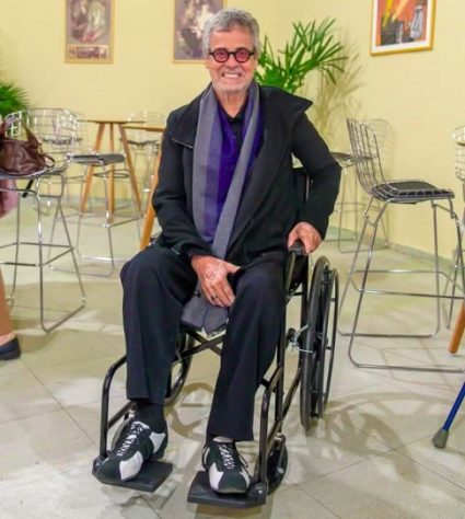 Carlinhos de Jesus aparece de cadeira de rodas e preocupa seguidores nas redes