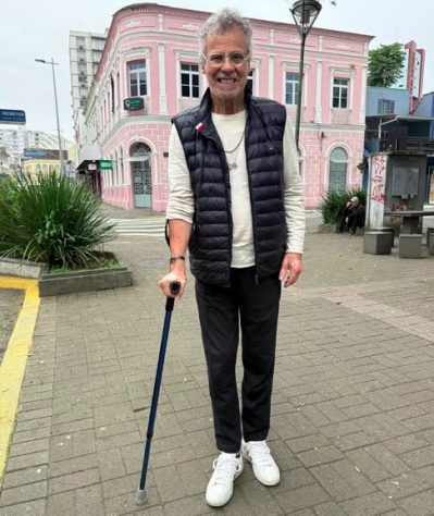 Carlinhos de Jesus aparece de cadeira de rodas e preocupa seguidores nas redes