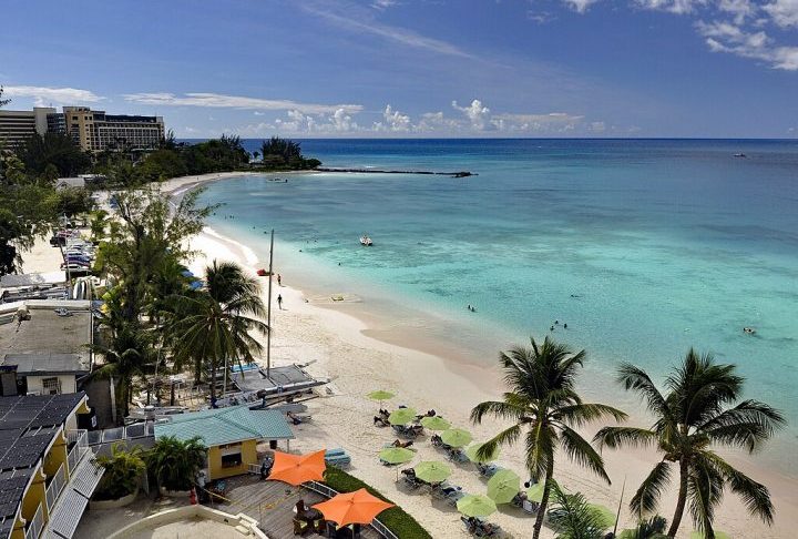 Com cerca de 287 mil habitantes, a ilha Ã© relativamente pequena, com cerca de 430 kmÂ².