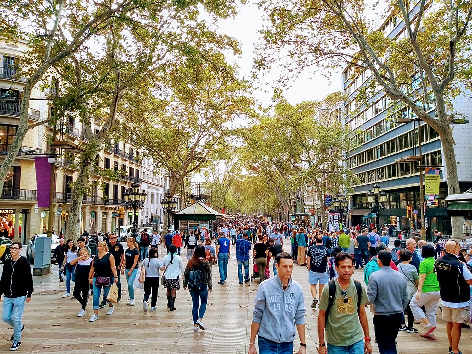 Além disso, um estudo vai mostrar o deslocamento dos turistas pelas ruas da cidade para que seja feita uma adequação. Barcelona quer desinchar locais com muita gente como a Rambla,  avenida mais famosa de Barcelona, repleta artistas de rua, lojas e cafés que ligam a Praça da Catalunha ao porto.


