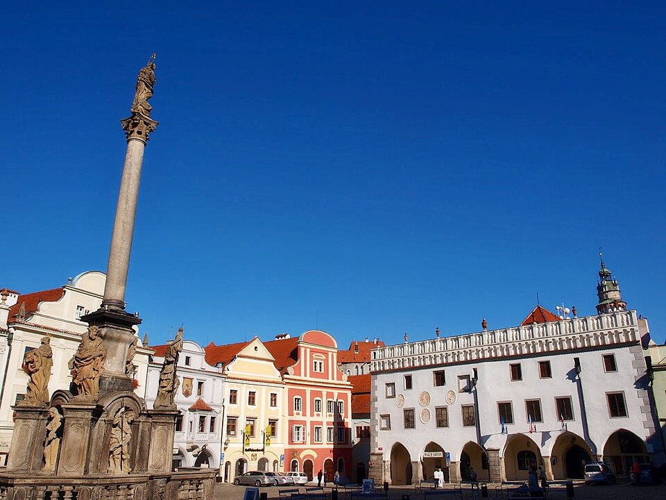 A Praça da Cidade Velha, ou Nám?stí Svornosti, é o coração de ?eský Krumlov. Ela concentra cafés, lojas de artesanato, prédios renascentistas e construções históricas que abrigam pequenos museus.