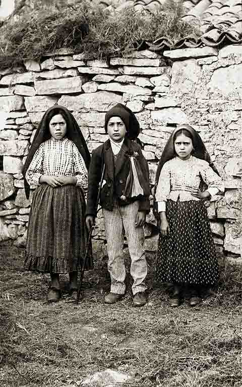 LÃºcia dos Santos e seus primos Francisco Marto e Jacinto Marto, que viviam em uma comunidade humilde na regiÃ£o rural de FÃ¡tima, foram os protagonistas desse episÃ³dio histÃ³rico para os catÃ³licos.
