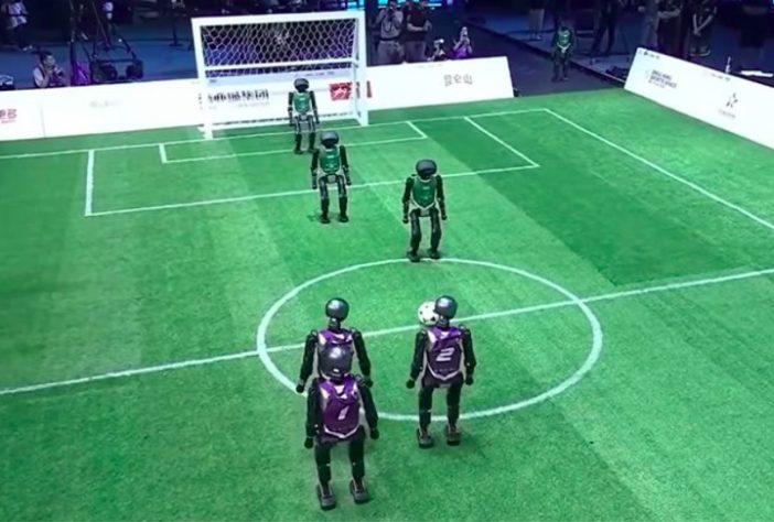 China realiza primeiro campeonato de futebol com robôs