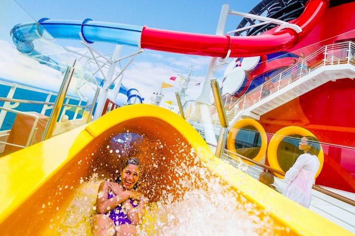 Destaques incluem o AquaDuck (um toboágua que percorre os andares do navio) e os shows ao estilo da Broadway com personagens como Elsa e Ariel.-Divulgação/Disney