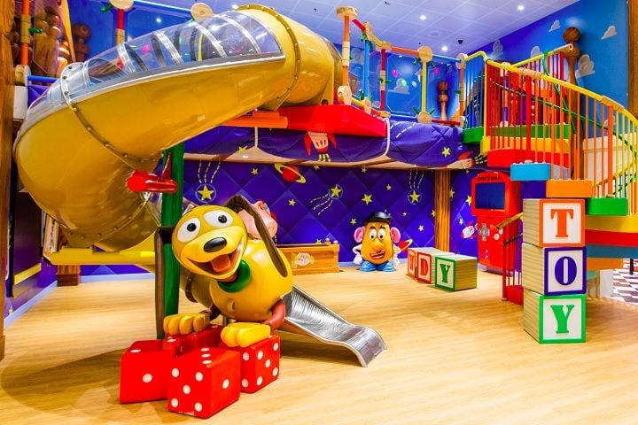 Os clubes infantis, como o Oceaneer Club e o Oceaneer Lab, oferecem atividades temáticas e supervisionadas, com espaços inspirados em Marvel, Star Wars e histórias de princesas.-Divulgação/Disney