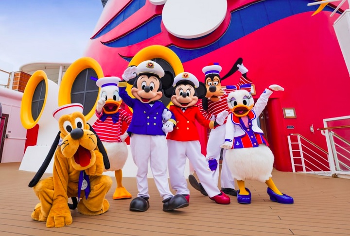 Outro ponto alto são os encontros com personagens, que acontecem em diversas áreas do navio, permitindo que os hóspedes interajam e tirem fotos com Mickey, Minnie, e várias princesas.-Divulgação/Disney