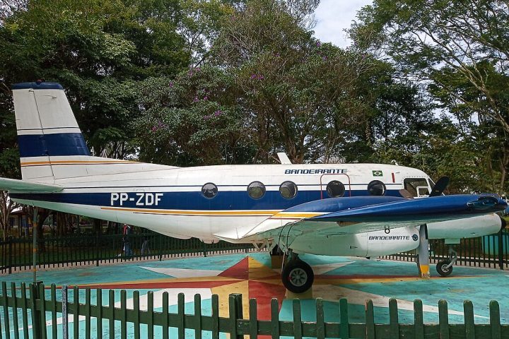 A base de tudo foi o projeto do avião EMB 110 Bandeirante, um turboélice de transporte que entrou em serviço em 1973.