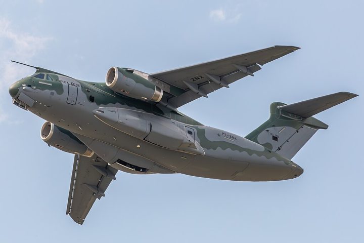 Além da aviação comercial, a Embraer tem atuação significativa na área de defesa e segurança, com destaque para o cargueiro militar KC-390 Millennium (o mesmo que atolou no Pará).