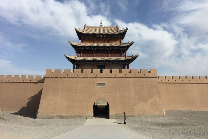 O Forte Jiayuguan, primeira fortaleza de fronteira no extremo oeste da Grande Muralha da dinastia Ming, Ã© outro local histÃ³rico impressionante.-Wikimedia Commons/?????