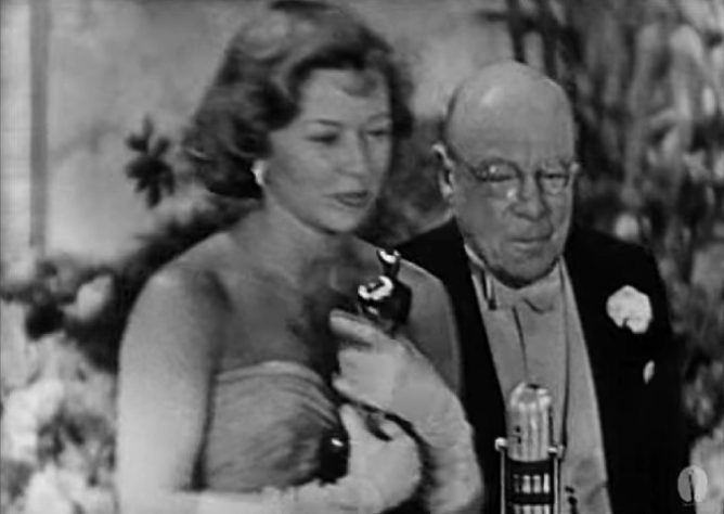 Gloria Grahame recebendo o Oscar